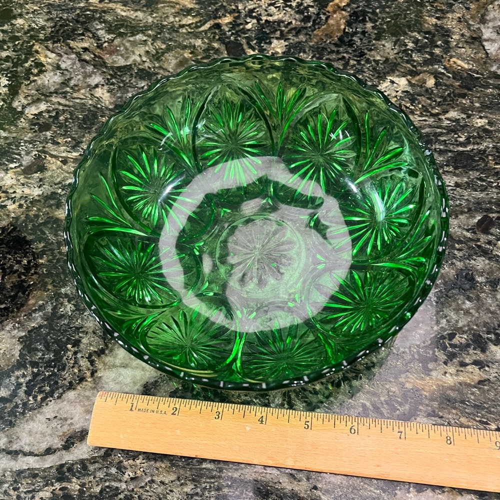 Vintage Anchor Hocking Emerald Green Pressed Glass Bowl Medallion/Cameo Pattern
